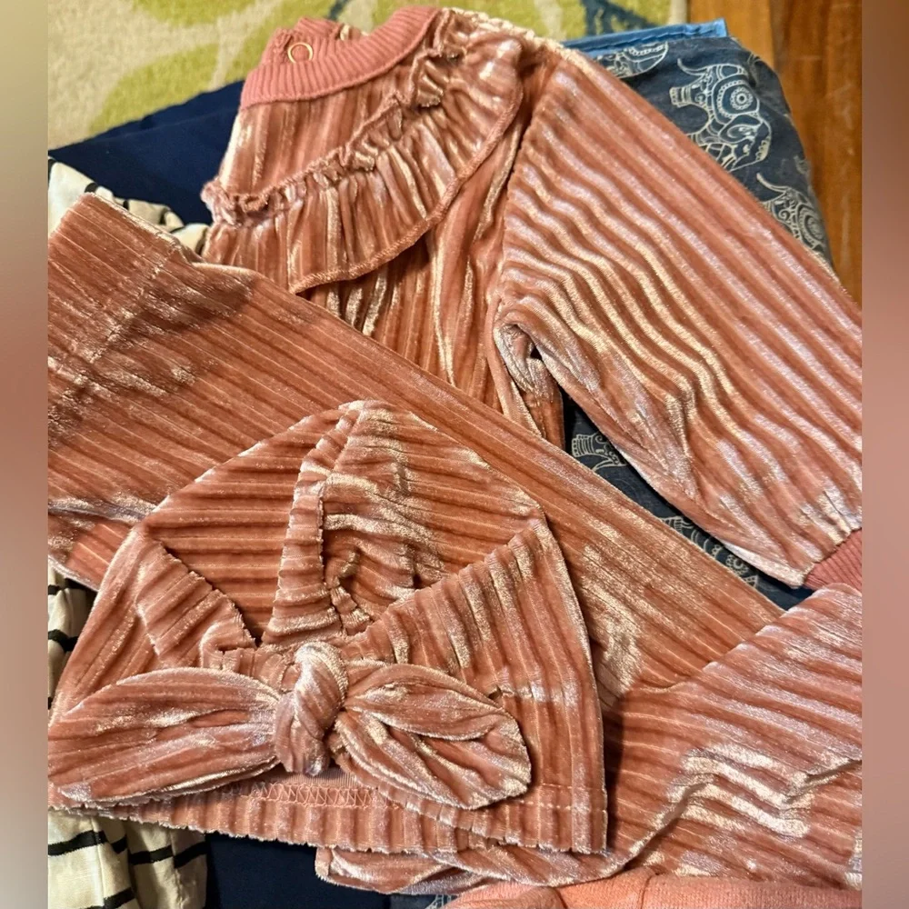 Lot of 5 baby girl outfits 3-6 months and a hoodie Zara Old Navy and Carters